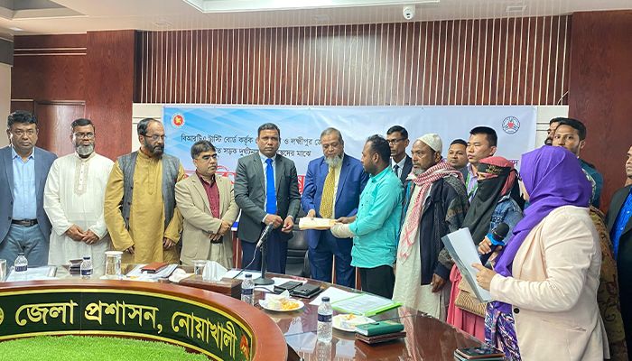 সড়ক দুর্ঘটনায় ক্ষতিগ্রস্ত ৪১ পরিবার পেল দেড় কোটি টাকার অনুদান