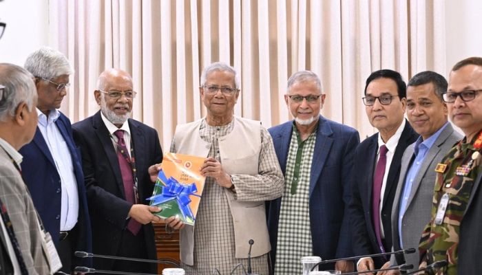 নবম জাতীয় বেতন কমিশন বুধবার প্রধান উপদেষ্টা মুহাম্মদ ইউনূসের কাছে প্রতিবেদন পেশ করেছে। ছবি: প্রধান উপদেষ্টার প্রেস উইং
