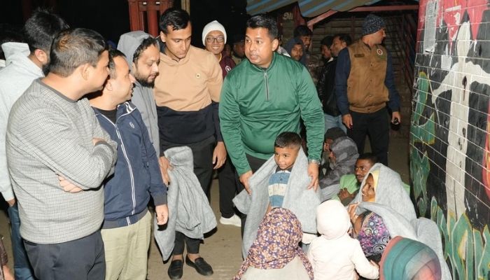 শীতের রাতে আর্তমানবতার সেবায় রাস্তায় নামলেন চট্টগ্রামের জেলা প্রশাসক (ডিসি) মোহাম্মদ জাহিদুল ইসলাম মিঞা। ছবি:  সংগৃহীত 