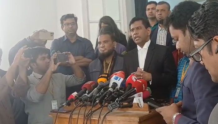 জুলাই মানবতাবিরোধী অপরাধীদের বিচারের বিষয়ে মঙ্গলবার দুপুরে আন্তর্জাতিক অপরাধ ট্রাইব্যুনালের সামনে  সাংবাদিকদের সঙ্গে কথা বলেন চিফ প্রসিকিউটর তাজুল ইসলাম। ছবি: প্রতিদিনের বাংলাদেশ