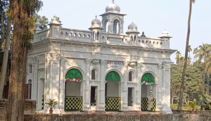 জমিদার বাড়ির ‘রঙমহল’এখন পাঠাগার