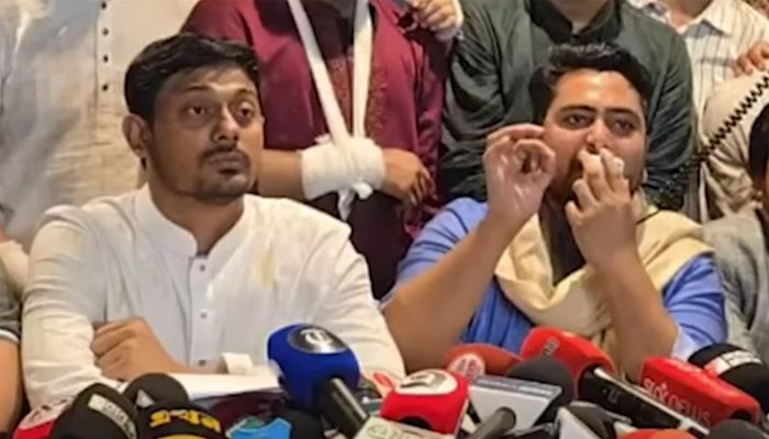 জরুরি সংবাদ সম্মেলনে কথা বলছেন এনসিপি'র আহ্বায়ক নাহিদ ইসলাম, পাশেই এনসিপি'র মূখ্য সমন্বয়ক ও ঢাকা-৮ আসনের প্রার্থী নাসীরুদ্দীন পাটওয়ারী। ছবি: বিবিসি বাংলা