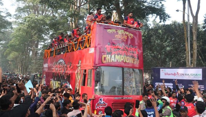 রাজশাহীতে বিপিএল চ্যাম্পিয়ন ‘রাজশাহী ওয়ারিয়র্স’কে ছাদখোলা বাসে সংবর্ধনা। ছবি: প্রতিদিনের বাংলাদেশ