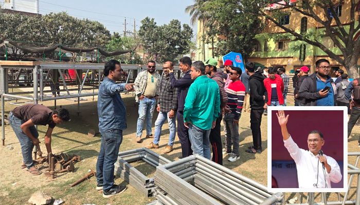 বিএনপি চেয়ারম্যান তারেক রহমানের আগমন উপলক্ষে বুধবার এটিম মাঠ এলাকায় মঞ্চ তৈরি ও মাইক লাগানোর কাজে ব্যস্ত সময় পার করছেন শ্রমিকরা। ইনসেটে তারেক রহমান। ছবি: প্রতিদিনের বাংলাদেশ