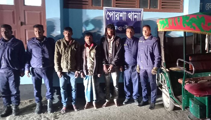 অটোরিকশাসহ ৩ ছিনতাইকারী গ্রেপ্তার