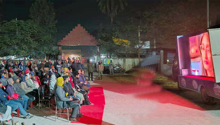 নির্বাচনের গুরুত্ব তুলে ধরতে ‘ভোটের গাড়ি’
