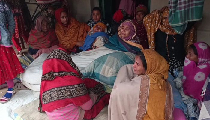 ছুরিকাঘাতে যুবদল কর্মী নিহত, প্রতিপক্ষের বাড়িতে অগ্নিসংযোগ