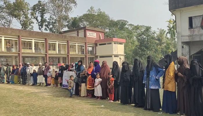পটুয়াখালীর গলাচিপা উপজেলার ইচাদী নেছারিয়া দাখিল মাদ্রাসায় নারী শিক্ষার্থীদের ভর্তির দাবিতে মানববন্ধন কর্মসূচি
