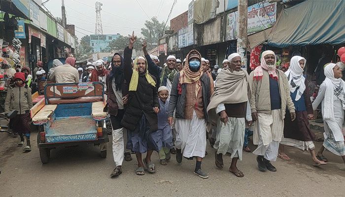 বাউল গানের নামে অশ্লীলতা বন্ধের দাবিতে রায়গঞ্জে জনতার বিক্ষোভ