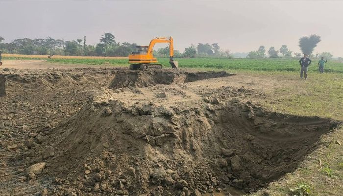 কৃষিজমির মাটি কাটায় ৮ লাখ টাকা জরিমানা