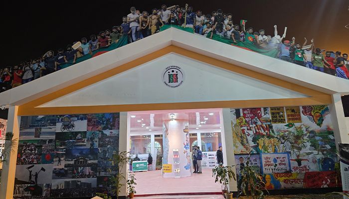 বাণিজ্য মেলায় ‘বাংলাদেশ স্কয়ার’ ঘিরে দর্শনার্থীদের ভিড় 
