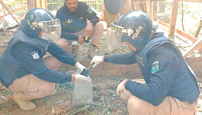 বোমা বিস্ফোরণের ঘটনাস্থলে বোমা বিশেষজ্ঞ দল, আটক ৩ 