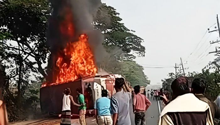 দাউদকান্দিতে বাস-অটোরিকশা ও মোটরসাইকেলের সংঘর্ষে অগ্নিকাণ্ড। প্রবা ফটো 