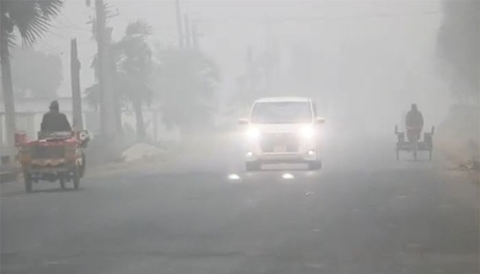 ঘন কুয়াশার ভিতর হেডলাইট জ্বালিয়ে চলছে যানবাহন। শনিবার সকালে নওগাঁ সদর উপজেলা থেকে তোলা। প্রবা ফটো 