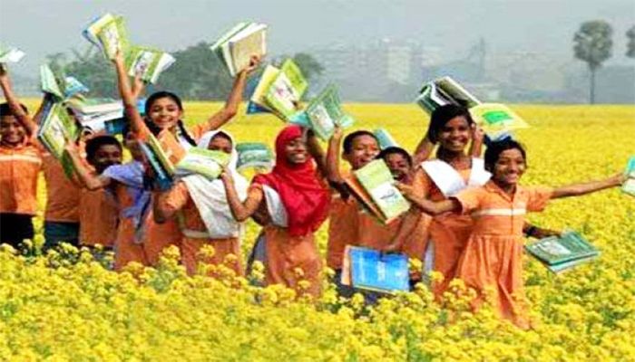  শৈশবের স্বপ্ন ও নতুন বইয়ের ঘ্রাণ