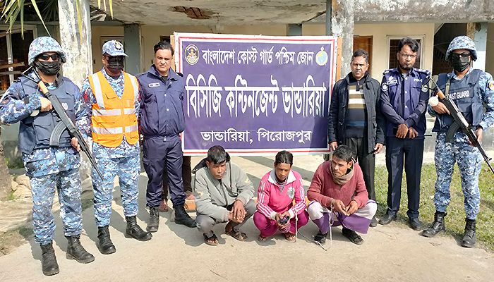 নদীতে বিষ দিয়ে মাছ ধরায় ৩ জেলের কারাদণ্ড