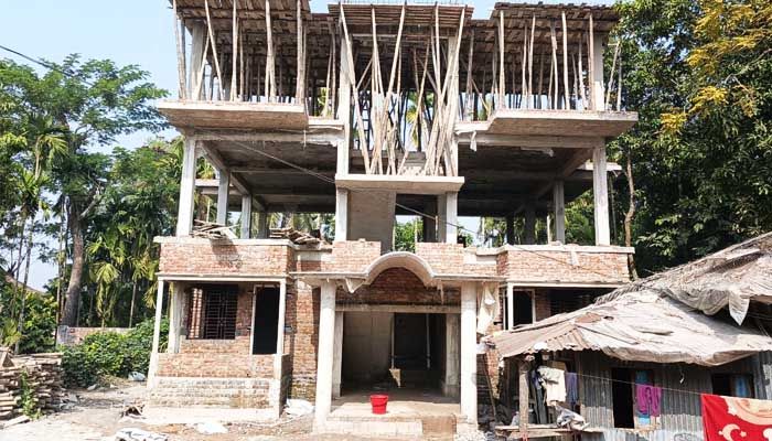 প্রতিবেশীর জমিতে খাদ্য উপ-পরিদর্শকের বহুতল ভবন নির্মাণে চাঞ্চল্য