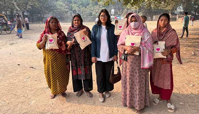 রাজধানীর কড়াইল বস্তিতে ইমার্জেন্সি ডিগনিটি কিট বিতরণ করেছে ঋতু হেলথ অ্যান্ড ওয়েল-বিয়িং ফাউন্ডেশন