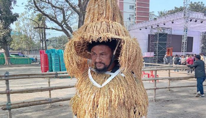 ধানের তৈরি পোশাক গায়ে রংপুরে বিএনপির জনসভায় গাইবান্ধার আব্দুল কাদের। ছবি: প্রতিদিনের বাংলাদেশ