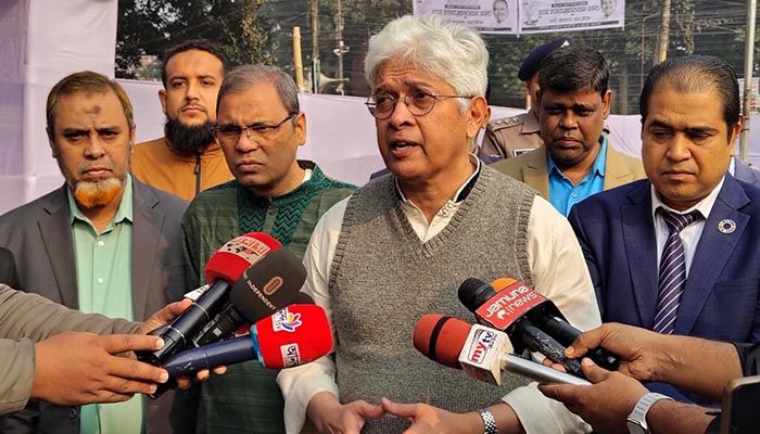 রংপুরে জুলাই অভ্যূত্থানের শহীদদের স্মরণে স্থাপিত স্মৃতিস্তম্ভে শুক্রবার সকালে পুস্পার্ঘ্য অর্পন শেষে সাংবাদিকদের সঙ্গে কথা বলেন আদিলুর রহমান খান। ছবি: প্রতিদিনের বাংলাদেশ