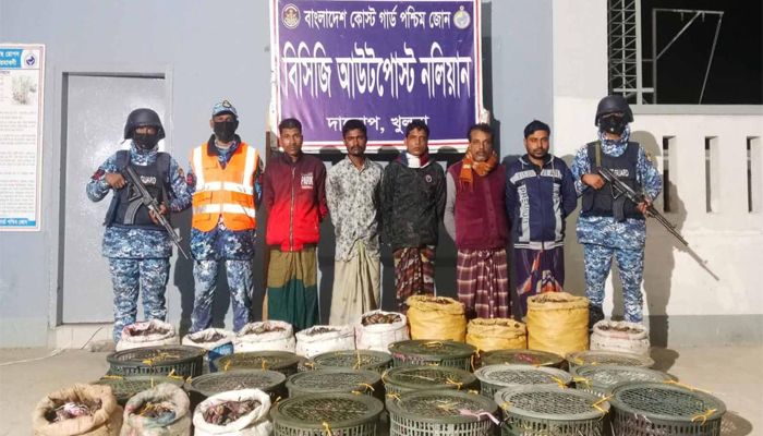 সুন্দরবনে ১২ মণ কাকড়াসহ আটক ৫