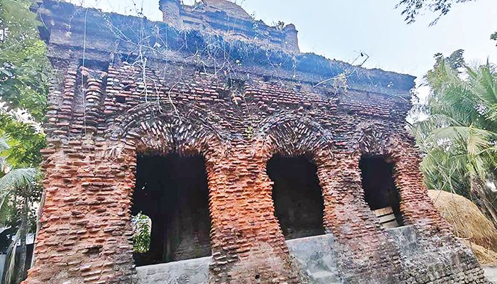পটুয়াখালীর বাউফল উপজেলার শৌলা গ্রামে ‘ঘসেটি বেগমের কুঠিবাড়ি’ অযত্ন-অবহেলায় খসে পড়ছে। ছবি: প্রতিদিনের বাংলাদেশ