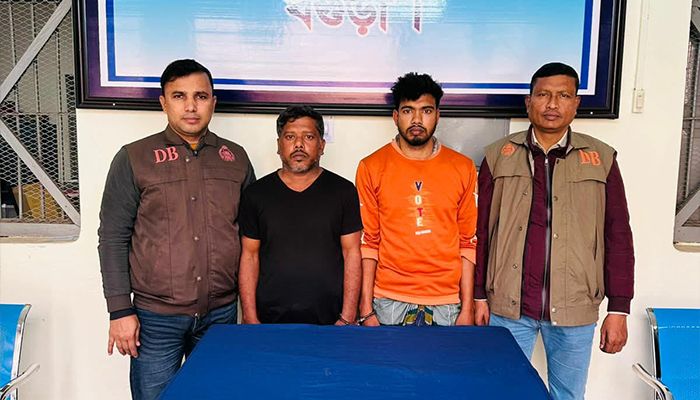 বগুড়ায় তিন পুলিশ সদস্যকে হেনস্তার অভিযোগে দুই মুরগি ব্যবসায়ী গ্রেপ্তার