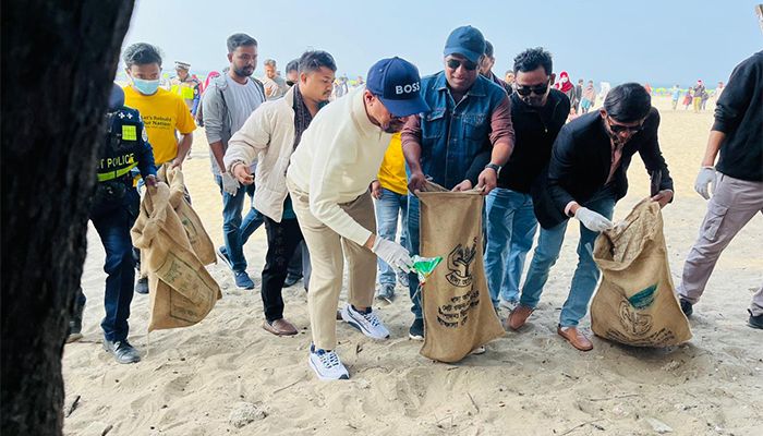 এক ঘণ্টার অভিযানে কক্সবাজার বীচে সংগ্রহ ২৫০ কেজি বর্জ্য
