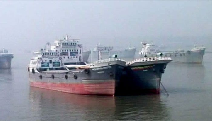সাড়ে ৫ লাখ টন গম নিয়ে সাগরে ভাসছে ১০ জাহাজ