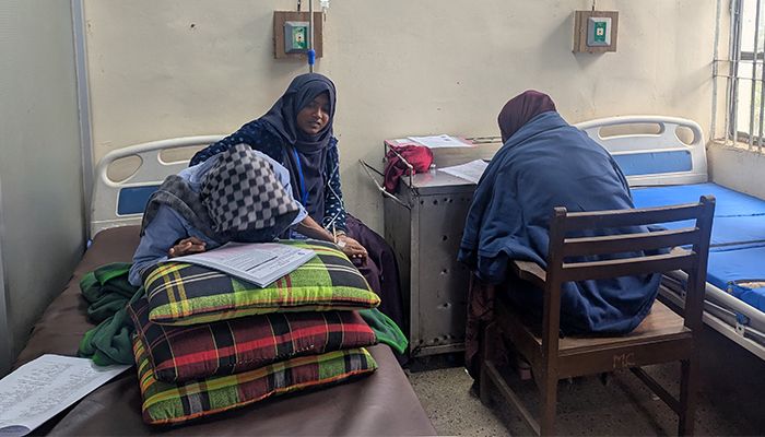 হাসপাতালে বসেই চবির ভর্তি পরীক্ষা দিলেন তারা
