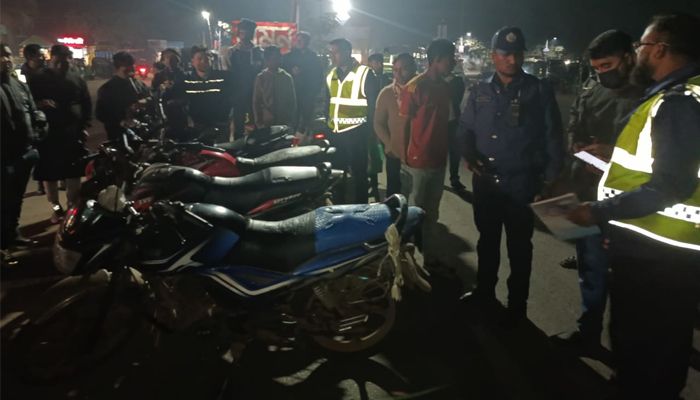 নবীনগরে পুলিশের অভিযানে ৪টি অবৈধ মোটরসাইকেল জব্দ ও জরিমানা