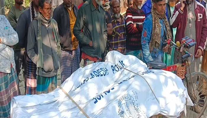 দিনাজপুরের কাঁকড়া নদী থেকে সোমবার অজ্ঞাতপরিচয়ের দুই যুবকের মরদেহ উদ্ধার করেছে পুলিশ। ছবি: প্রতিদিনের বাংলাদেশ