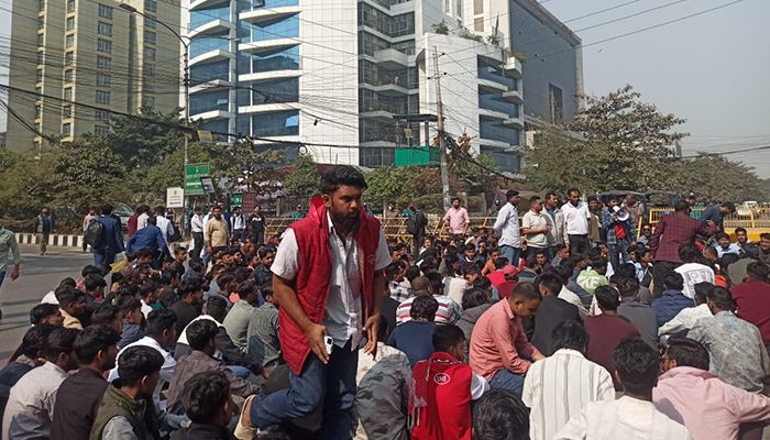 পোস্টাল ব্যালটে পক্ষপাতের অভিযোগ, নির্বাচন ভবনের সামনে ছাত্রদলের অবস্থান