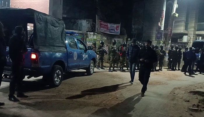 বিস্ফোরণের পর  ঘটনাস্থলে নিরাপত্তা ব্যবস্থা জোরদার করা হয়। ছবি: প্রতিদিনের বাংলাদেশ