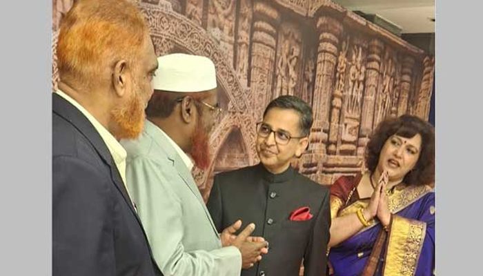 ভারতের হাই কমিশনার প্রণয় ভার্মা ও তার স্ত্রী মানু ভার্মা শনিবার জামায়াতের সেক্রেটারি জেনারেল গোলাম পরওয়ারকে স্বাগত জানাচ্ছেন। ছবি: সংগৃহীত