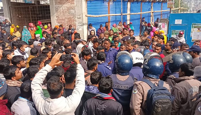 বকেয়া বেতনের দাবিতে শ্রমিকদের বিক্ষোভে টিয়ারশেল নিক্ষেপ, আহত ৪