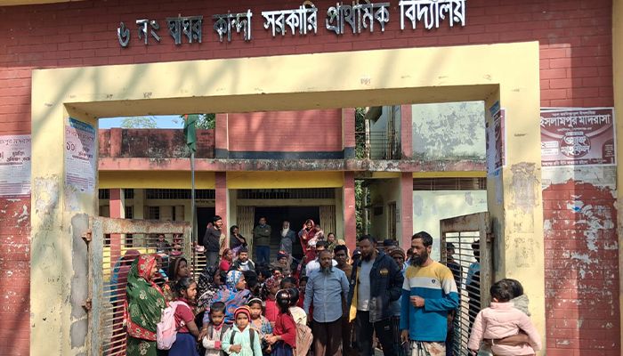 কোটালীপাড়ার ৬ নং ঘাঘরকান্দা সরকারি প্রাথমিক বিদ্যালয়ে অভিভাবকদের আন্দোলন ও ক্লাস বর্জনের দৃশ্য।