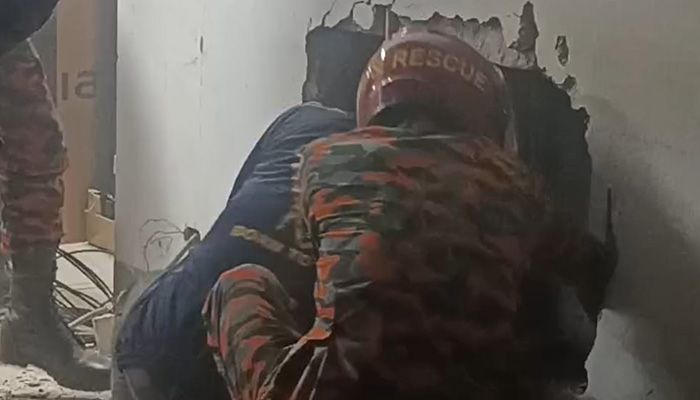 লিফটে আটকা বর, দেয়াল ভেঙে উদ্ধার