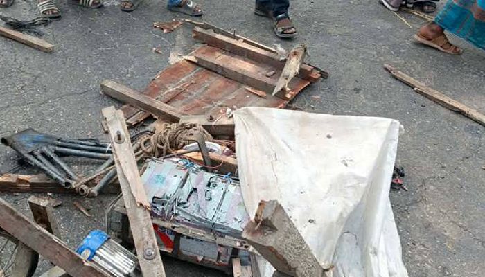 কাভার্ডভ্যানের ধাক্কায় ভ্যানের তিন যাত্রী নিহত, সড়ক অবরোধ