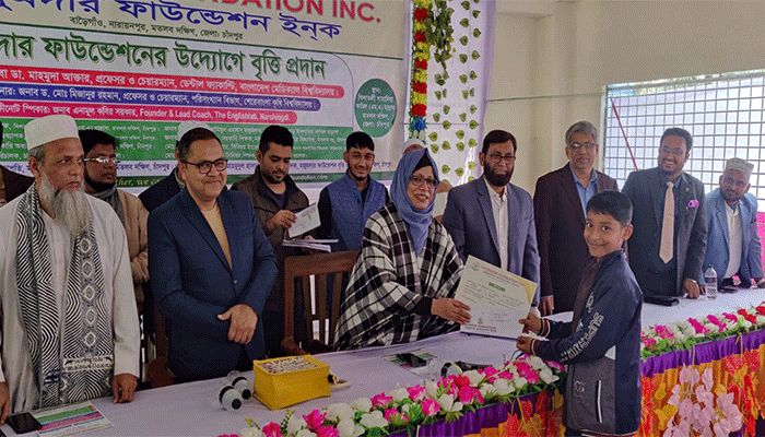 ৫ শতাধিক দরিদ্র ও মেধাবী শিক্ষার্থীর মাঝে শিক্ষা বৃত্তি প্রদান