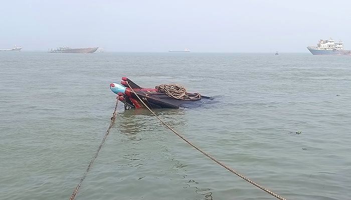 জাহাজের ধাক্কায় মেঘনায় ডু‌বল ৩০০ টন লবণবাহী ট্রলার