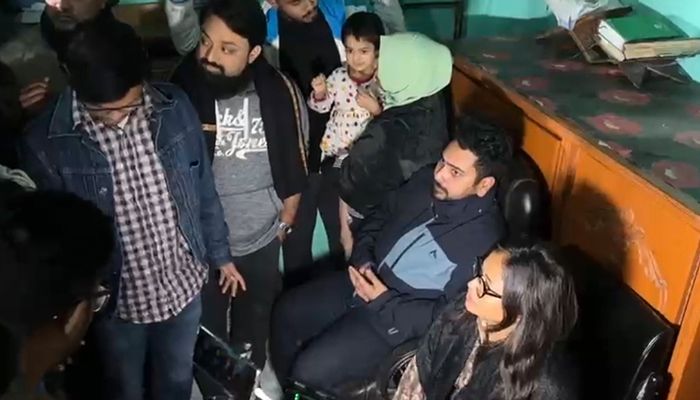 জুলাইযোদ্ধা সুরভীর বাসায় নাহিদ ইসলাম