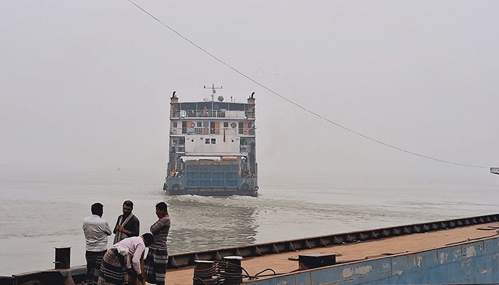 দৌলতদিয়া-পাটুরিয়া নৌরুটে ৮ ঘণ্টা পর ফেরি চলাচল শুরু