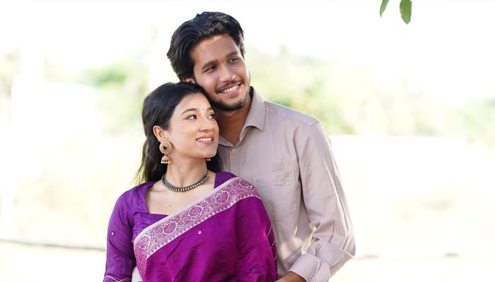 বিষণ্নতা ও নীরব প্রেমের গল্প ‘নীল রেইনকোট’