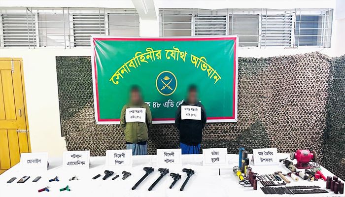চট্টগ্রামে সেনাবাহিনীর অভিযানে অস্ত্রসহ ২ জন গ্রেপ্তার