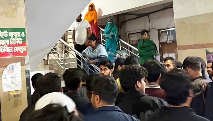 রোগী মৃত্যুতে ঢাকা মেডিকেলের চিকিৎসকদের মারধরের অভিযোগ 