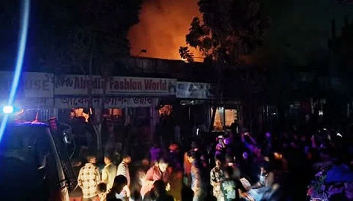 রাজধানীর ভাটারায় মার্কেটে আগুন, নিয়ন্ত্রণে ফায়ার সার্ভিসের ৪ ইউনিট