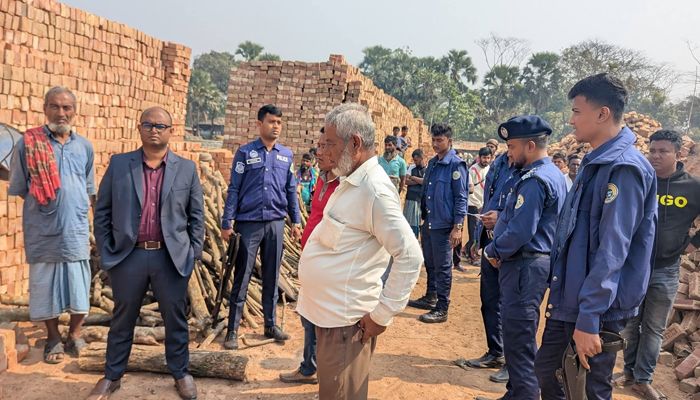 বাকেরগঞ্জে অবৈধ ৬ ইটভাটা মালিককে ভ্রাম্যমাণ আদালতের জরিমানা 