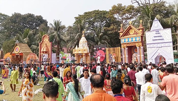 ঢাবিতে বিশ্বের বৃহত্তম সরস্বতী পূজা: ইতিহাসের আঙিনায় শিল্পের মহোৎসব
