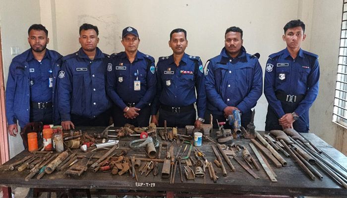 পাহাড়ে আগ্নেয়াস্ত্র তৈরির কারখানায় পুলিশের হানা